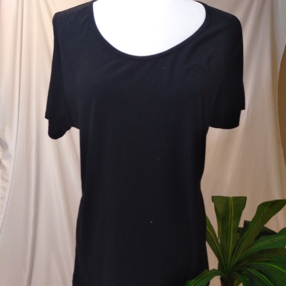 ✨Lularoe size L classic t-shirt.✨